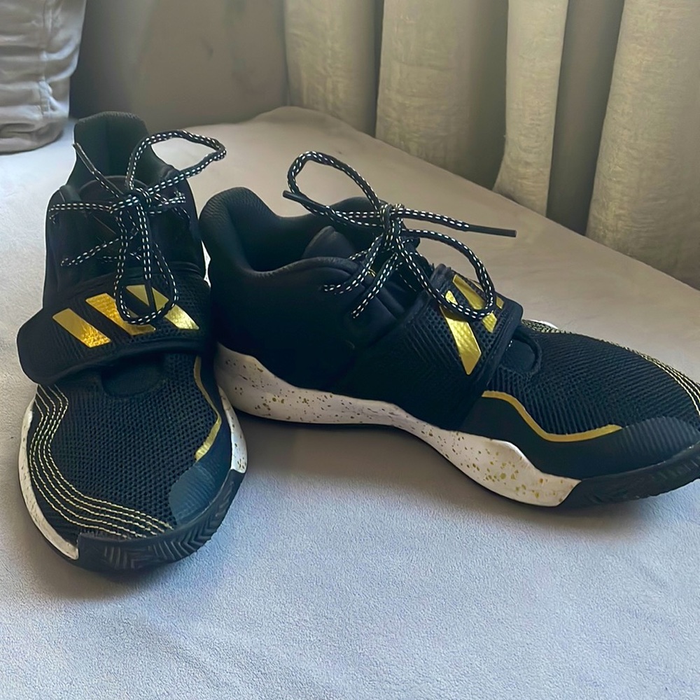 Like New!! Addidas sneakers, size 6 (big kids) School grade ,